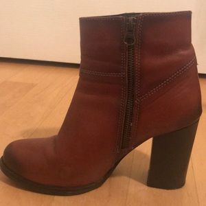 Beautiful Spanish Leather Zip Up Bootie!!